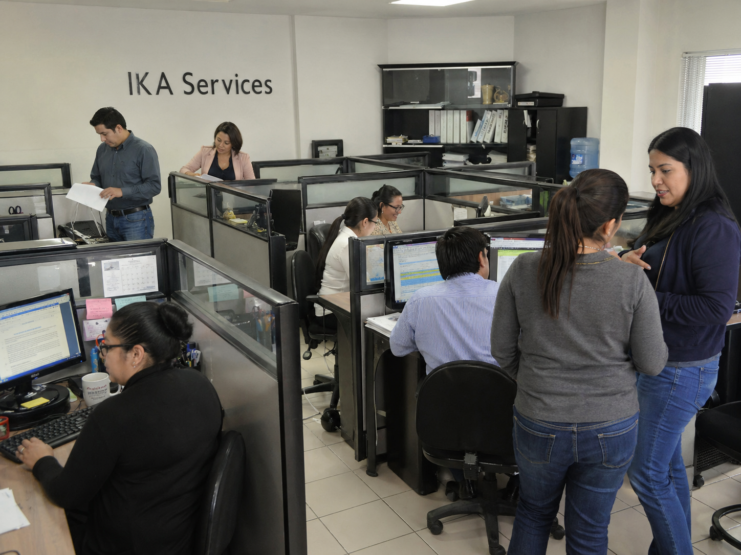 Equipo revisando reportes de investigación